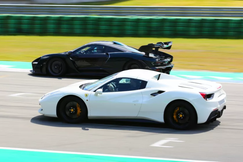 Ferrari 488 vs McLaren Senna auf dem Supercar Sunday in Assen 2019 - Foto: Peter Kraaibeek